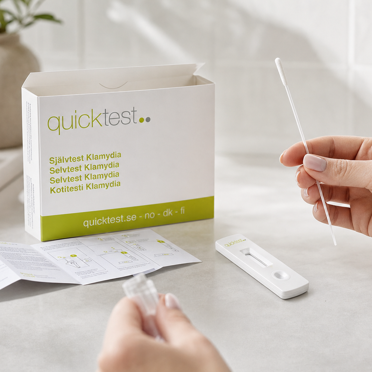 Klamydia-selvtest med vatpind og Quicktest-emballage